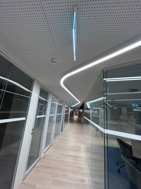 Corredor e iluminação — Interior corporativo